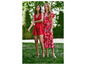 Twee vrouwen dragen een rode jumpsuit en een roze bloemenjurk.