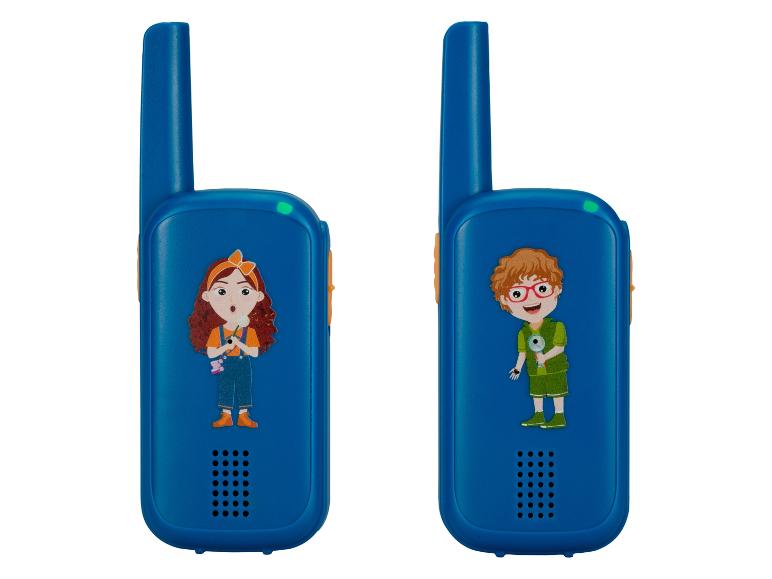 Twee blauwe walkietalkies met kinderillustraties, één met een meisje en één met een jongen.