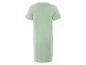 Een lichtgroene t-shirtjurk.