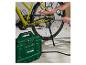 Een persoon pompt een fietsband op met een Parkside compressor.