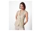 Model in beige linnen vest en bijpassende broek.