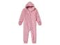 Een roze babypak met capuchon en oortjes.