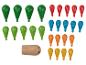 Houten alfabetpinnen in verschillende kleuren, waaronder groen, rood, blauw, oranje en geel.