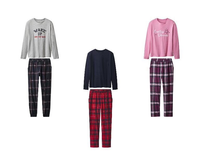 Drie sets pyjamabovenstukken met lange mouwen en geruite pyjamabroeken.