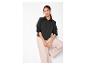 Femme en chemise noire brodée et pantalon large rose clair