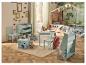 Chambre d'enfant avec mobilier thème forêt: lit, table, chaises, étagères et coffre à jouets.