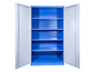 Een blauwe metalen kast met open deuren en legplanken.