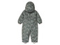Een groene overall met roze print en capuchon.