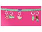 Hangende babyspeeltjes: krokodil, watermeloen, blad en teddybeer aan een groene stippenbalk.