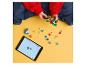 Enfant jouant avec des blocs de construction et une tablette avec des instructions.