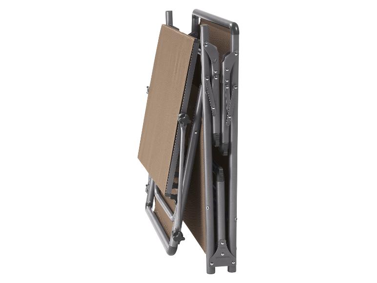 Opvouwbare ligstoel met bruine stoffen zitting en grijs frame