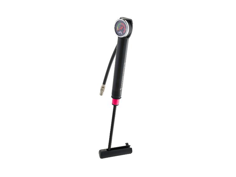 Une pompe à vélo noire avec un manomètre.