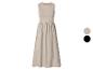 Beige mouwloze damesjurk met geplooide rok, ook verkrijgbaar in zwart.