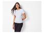 Une femme portant un t-shirt blanc et un pantalon noir.