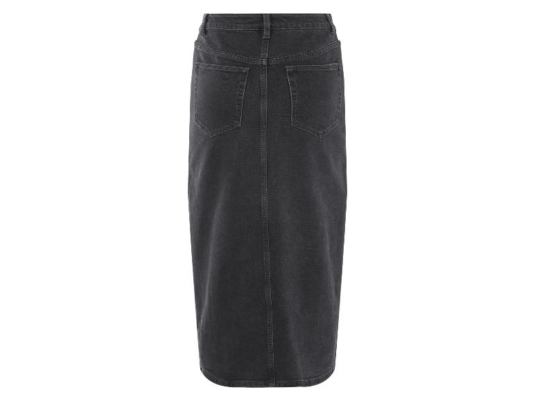 Een zwarte denim rok met knopen.
