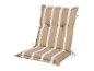 Beige en witte gestreepte stoelkussen.