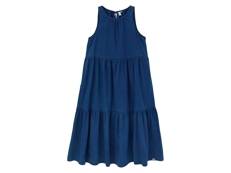 Een blauwe denimjurk met meerdere lagen.