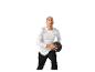 Man in wit shirt en zwarte broek houdt een zwarte bal vast