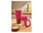 Moderne roze voedselcontainers op een houten tafel.