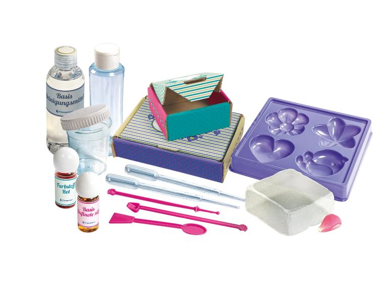 Een Clementoni zeepmaakset met basisflessen, kleurstoffen, mallen en gereedschap.