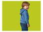 Lachende jongen in blauwe hoodie en spijkerbroek.