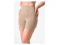 Femme portant un short sculptant sans couture beige