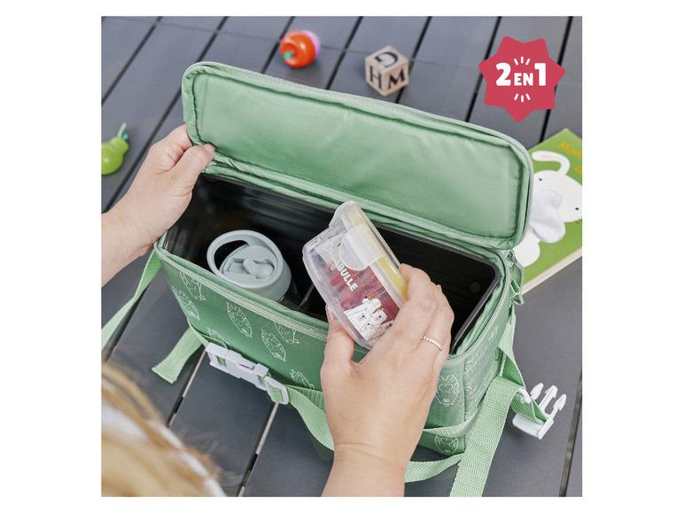 Een groene lunchbox met een Bababulle-bakje en een drinkbeker.