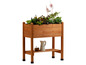 Een houten plantenbak met een rek eronder, gevuld met bloemen en planten.
