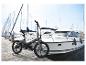 Vélo électrique pliant SachsenRAD sur une jetée en bois avec des yachts en arrière-plan