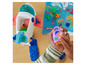 Un enfant joue avec un avion et des valises Play-Doh.