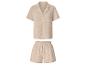 Beige overhemd met korte mouwen en bijpassende shorts, gemaakt van kreukelstof.