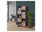 Bibliothèque et armoire modernes assorties, avec des éléments en bois et gris.