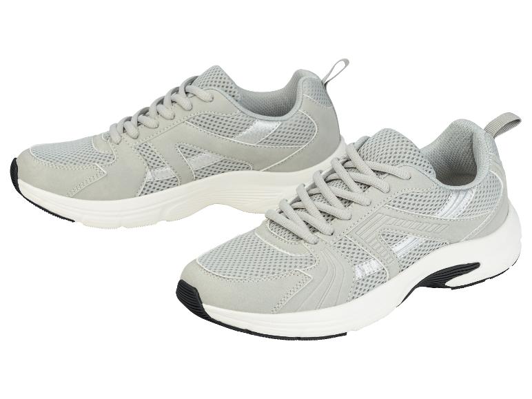 Twee grijze sportschoenen met mesh details en witte zolen