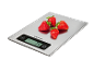 Balance de cuisine numérique avec des fraises, affichant '74 g'.