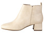 Beige enkellaarsjes met een hak.