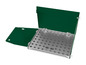 Een groene metalen doos met een uitneembaar, geperforeerd metalen rek.
