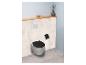 Wandcloset met zwarte zitting, toiletrolhouder en houten plank.