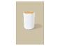 Witte container met houten deksel op een beige achtergrond