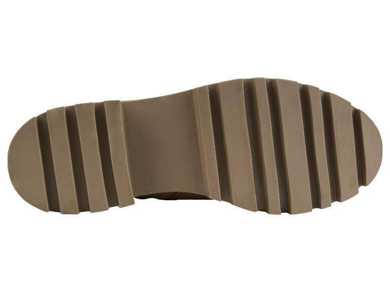 De zolen van een paar bruine laarzen.