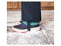 Zwarte winterlaarzen met een roze rand en een zwarte broek met groene elastische banden.