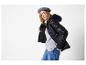 Femme en doudoune noire, pull gris et jean.