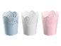 Drie ronde potten met een decoratief kantpatroon, in lichtblauw, wit en roze.