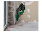 Perforateur manuel perçant un trou dans le béton, sur un chantier.