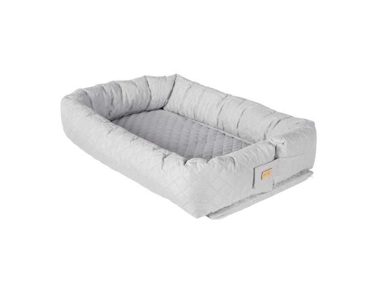 Nid de bébé matelassé gris clair avec étiquette roba