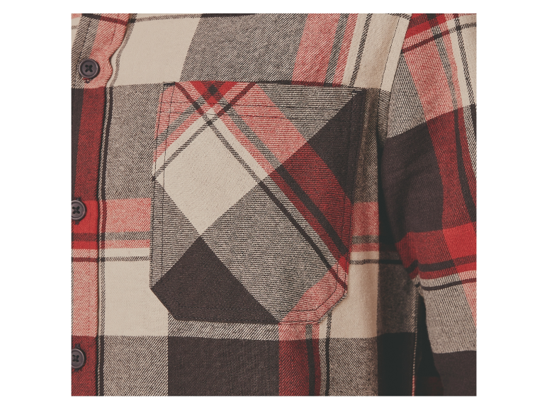 Détail d'une poche de chemise à carreaux.