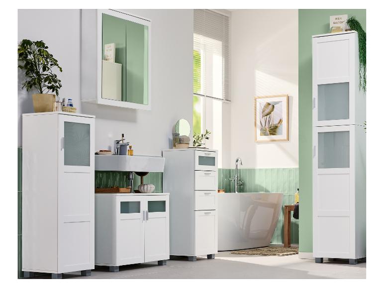 Witte badkamer met witte kasten, een wastafel, een bad en groen.