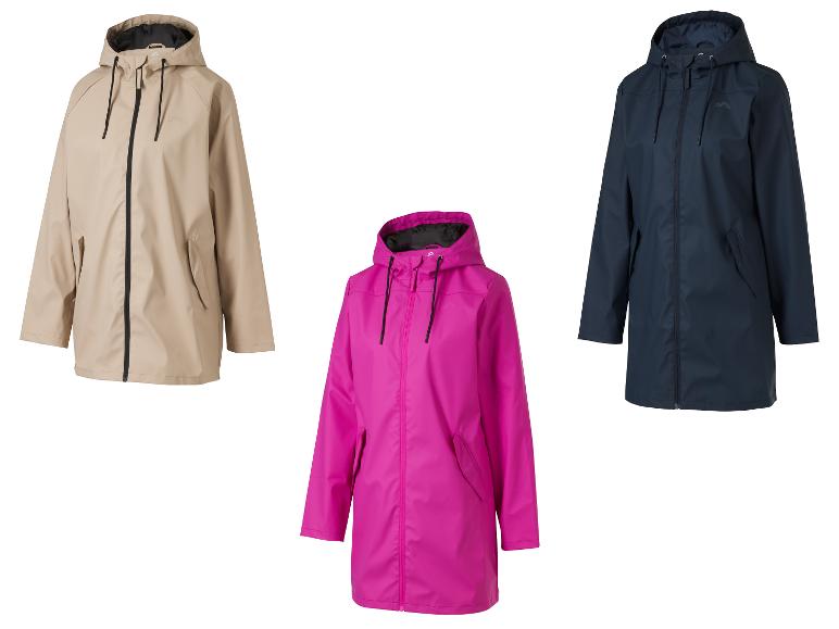 Damesregenjassen in beige, fuchsia en marineblauw.