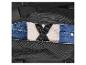 Open zwarte reistas met blauwe jeans en beige trui