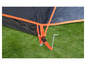 Een oranje tentpaal bevestigd aan een zwarte tent met een oranje rand.