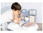 Een kind speelt met een babypop en een speelgoed doktersset.